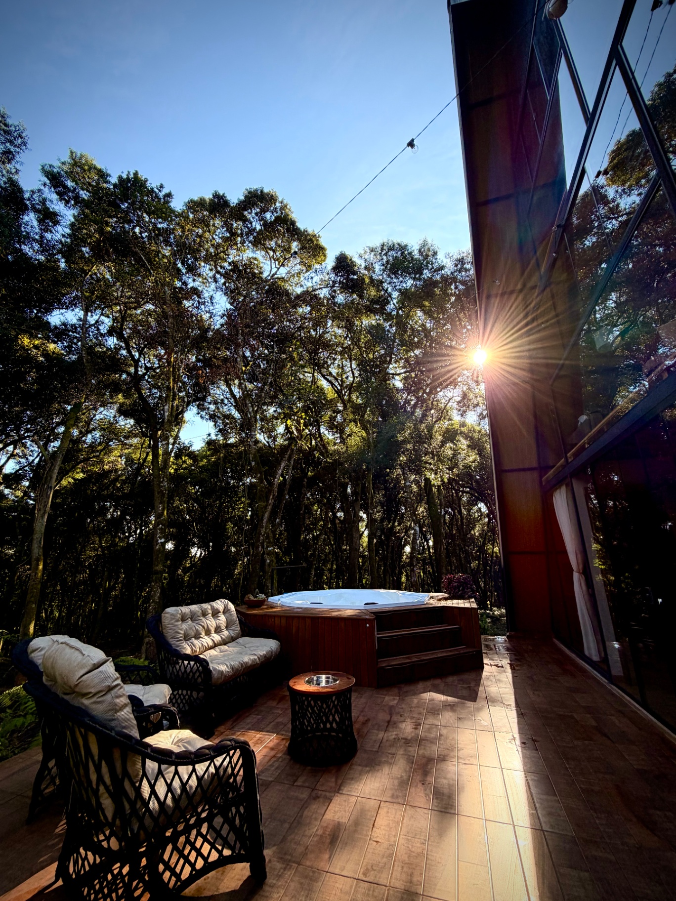 Deck externo da cabana com vista para a floresta