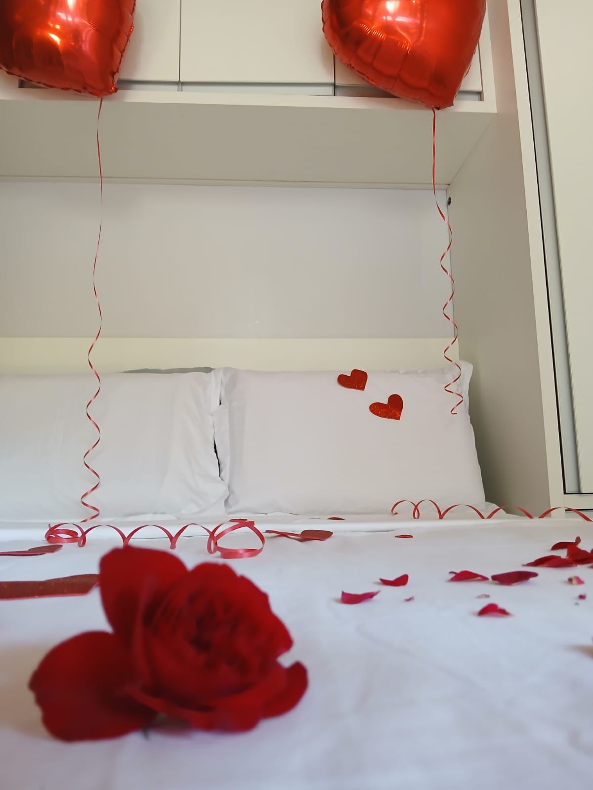 Decoração romântica com balões e pétalas