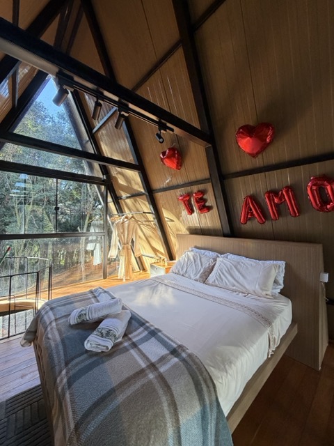 Quarto decorado com balões 'Te Amo'