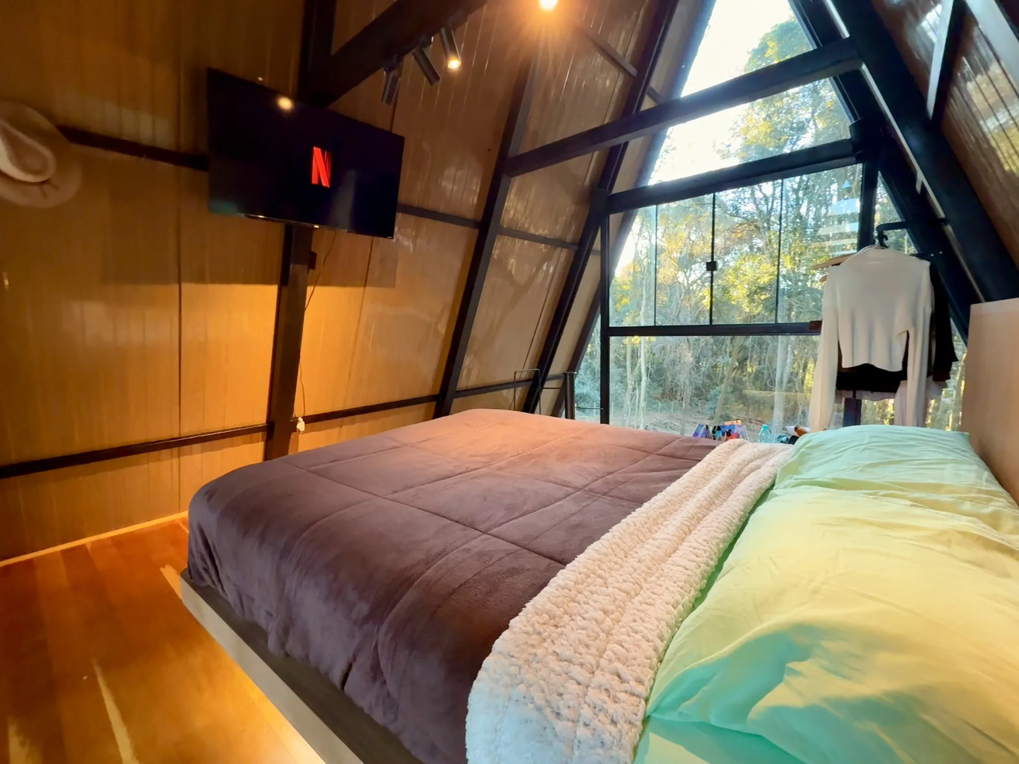 Cama de casal do quarto no 3º piso com vista para a floresta